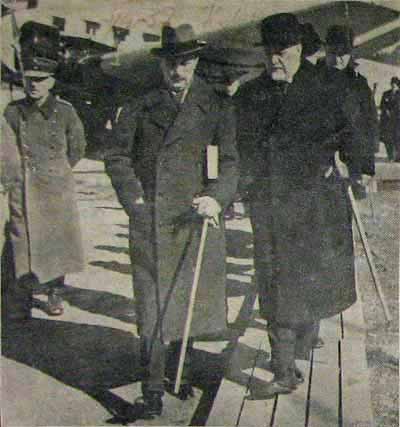 <strong>Sotamarsalkka Mannerheim saapui eilen</strong> Intian-matkaltaan lentoteitse Tukholman kautta kotimaahan. Lukuisille vastaanottajilleen Malmin lentoasemalla h&auml;n kertoi olevansa hyvin tyytyv&auml;inen matkaansa. Kuvassamme sotamarsalkka vilkkaassa keskustelussa kenraali Ignatiuksen kanssa, taaempana kenraali Walden, vasemmalla kenraali Oesch. (Helsingin Sanomat 3.4.1937)