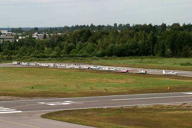 16 motor gliders of several types brought interesting extra activity to Malmi on Friday 23 July (Photo: Nils Rostedt)