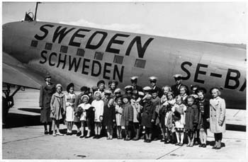 Lapsia matkalla Malmilta Ruotsiin turvaan  toukokuussa 1942. Kuva: Finnair