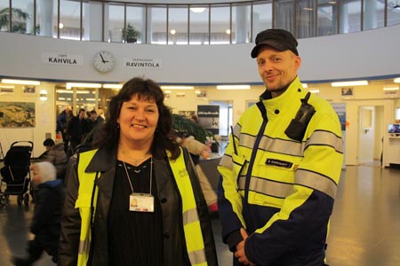 Avointen ovien puuhanainen, Malmin lennonneuvonnan p&auml;&auml;llikk&ouml; <strong>P&auml;ivi Hokkanen</strong> ja kentt&auml;p&auml;ivyst&auml;j&auml; Riku Keskisaari. Kuva: Riitta Luhtala