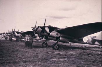 Sotasaaliiksi saatuja SB-2 -pommikoneita Malmilla. SB-2:t suorittivat mm. sukellusveneentorjuntalentoja Suomenlahdella. Kuva: Suomen ilmailumuseo