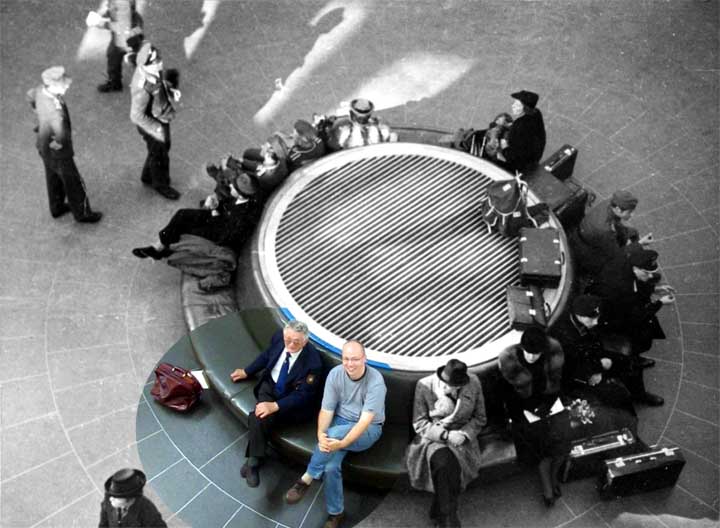 Historian siipien havinaa Malmin lentoasemalla 22.9.2006: Heribert Koller (v&auml;reiss&auml; vas.) palasi yli 60 vuoden takaisten kohtalonhetkiens&auml; maisemiin. Oikealla Jan Bobek Kollerin seurueesta. Kuva: Anne-Marie Hedlund o.s. Br&auml;nn / Seppo Sipil&auml;