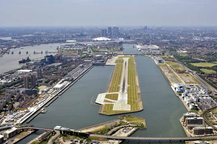London City Airport. Taustalla n&auml;kyv&auml;t O2-areena ja Canary Wharf.