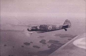 MT-pari taivaalla merimaisemissa. Kuva: Malmin lentoaseman kuva-arkisto