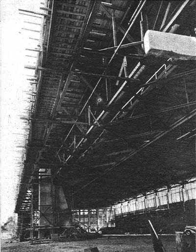 Malmin valtava lentokonehalli l&auml;heni valmistumistaan toukokuussa 1937. Hallintorakennuksen ty&ouml;t alkoivat vasta hein&auml;kuussa. Kuva on julkaistu Suomen Kuvalehdess&auml; 22/1937.