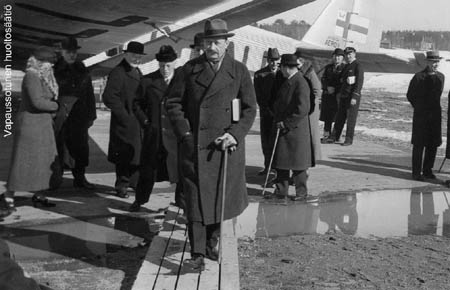 Marsalkka Mannerheim palaamassa Intiasta tiikereit&auml; mets&auml;st&auml;m&auml;st&auml; vuonna 1937. Malmin asemataso oli viel&auml; aivan keskener&auml;inen.