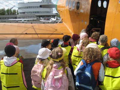 During their visit to Malmi Airport, the children enthusiastically made close contact with aviation. Photo: Raine Haikarainen