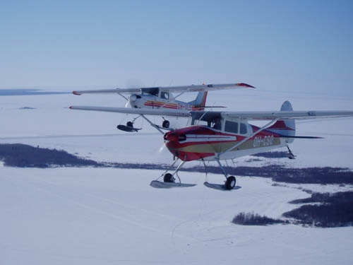 Kuvassa lent&auml;v&auml;t oululaiset Pekka Sipil&auml; (Cessna 150 OH-XLS) ja Ville Maunu (Cessna 170B OH-CSO). Kuva: Kari Aaltonen