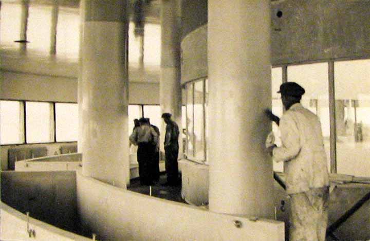 Ravintolan sis&auml;ty&ouml;t edistyiv&auml;t kev&auml;&auml;ll&auml; 1938. (Helsingin Sanomat)