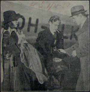 Josef von Sternberg sytytt&auml;m&auml;tt&ouml;mine savukkeineen yksityissihteerins&auml; ja lehtemme edustajan seurassa Helsingin lentosatamassa (Malmin lentoasemalla).