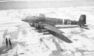 Lent&auml;j&auml; Hans Baur toi Hitlerin Immolaan t&auml;ll&auml; Focke-Wulf Condor-koneella, jolla k&auml;vi jo viikkoa aiemmin tutustumassa Etel&auml;-Suomen kenttiin. Kuvassa Baurin Condor Malmilla. Kuval&auml;hde: http://www.lahtied.net/010620-vanhala.htm