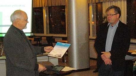 Representing MBS, Ilkka Lyytikäinen accepted the Certificate of Honor as recognition for the distinguished surveying and publicizing of Malmi Airport's rich avifauna. Photo: Riitta Luhtala